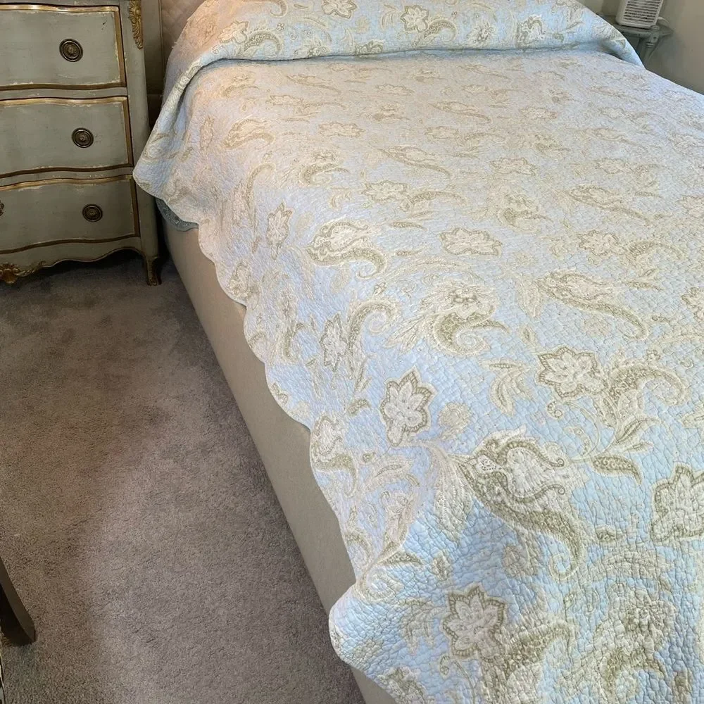 Elegant Paisley Vintage Quilt in Cream and Tan Queen
